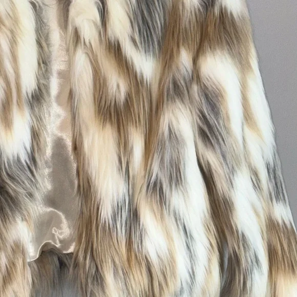 Elegant Cream and Tan Coat - Picture 10 of 11